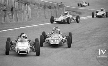 Lucha en el Jarama 1971: Paco Josa (Selex nº 10) atacando a Rudy Bay (Lince nº 2) en la frenada de Bugatti (Foto: Jordi Viñals)